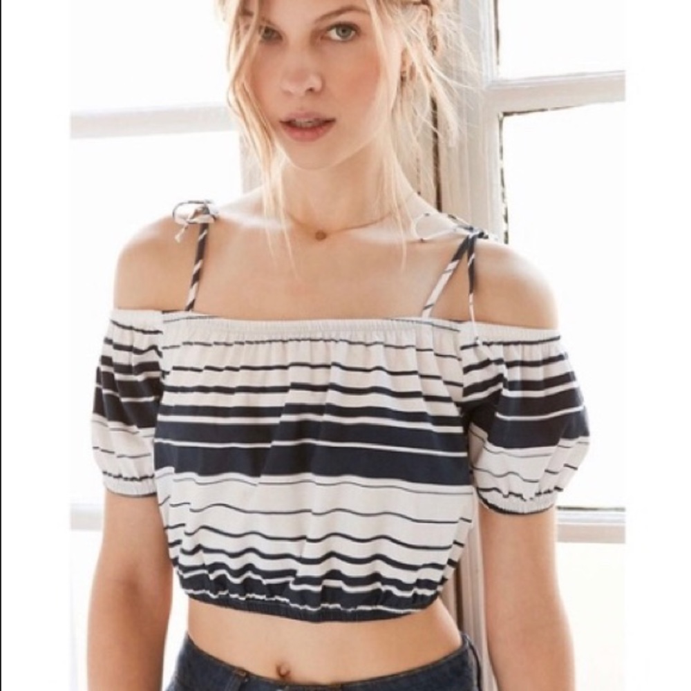 Alice & UO Hermance Off-Shoulder Crop Top